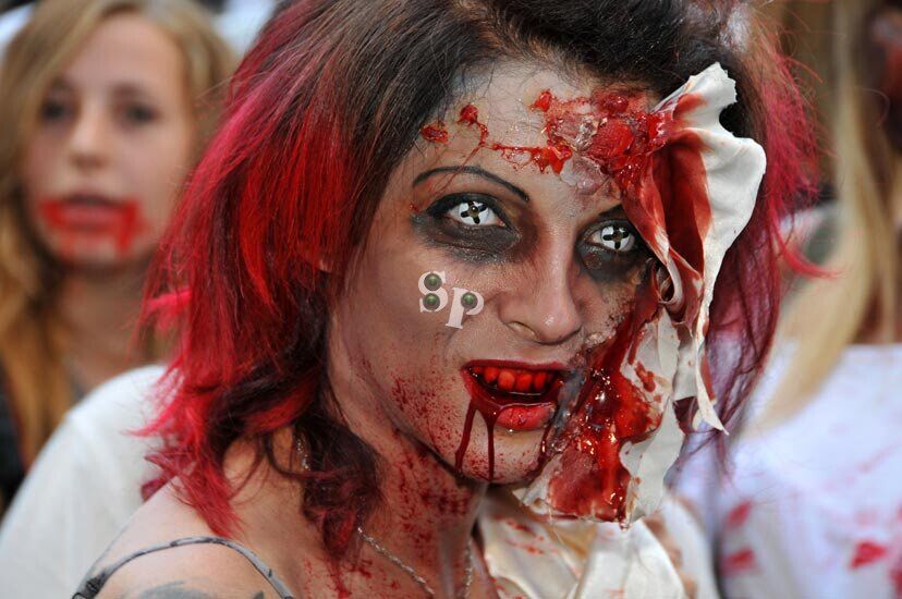 5 000 zombies envahissent les rues de Strasbourg pour un gigantesque défilé gore