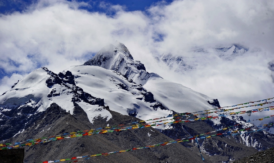 Paysage du mont Qomolangma au Tibet