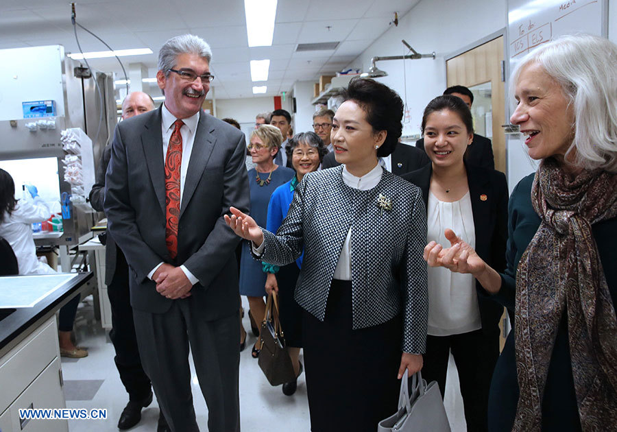 La Première dame chinoise visite un centre de recherche sur le cancer à Seattle