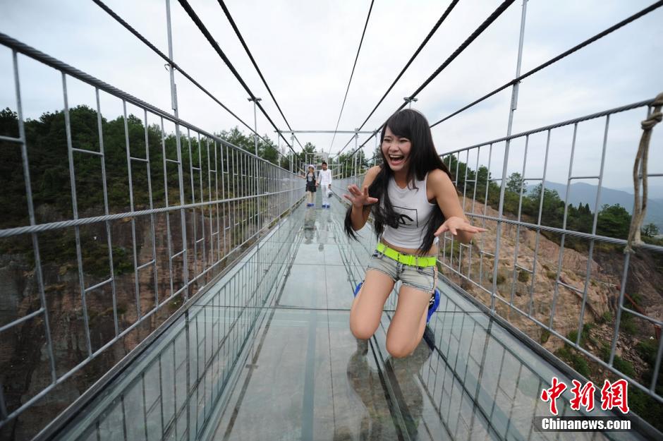 Hunan : ouverture au public d'un pont en verre de 300 mètres de long