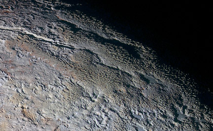 De nouvelles images de Pluton révèlent un sol ressemblant à des écailles de serpent