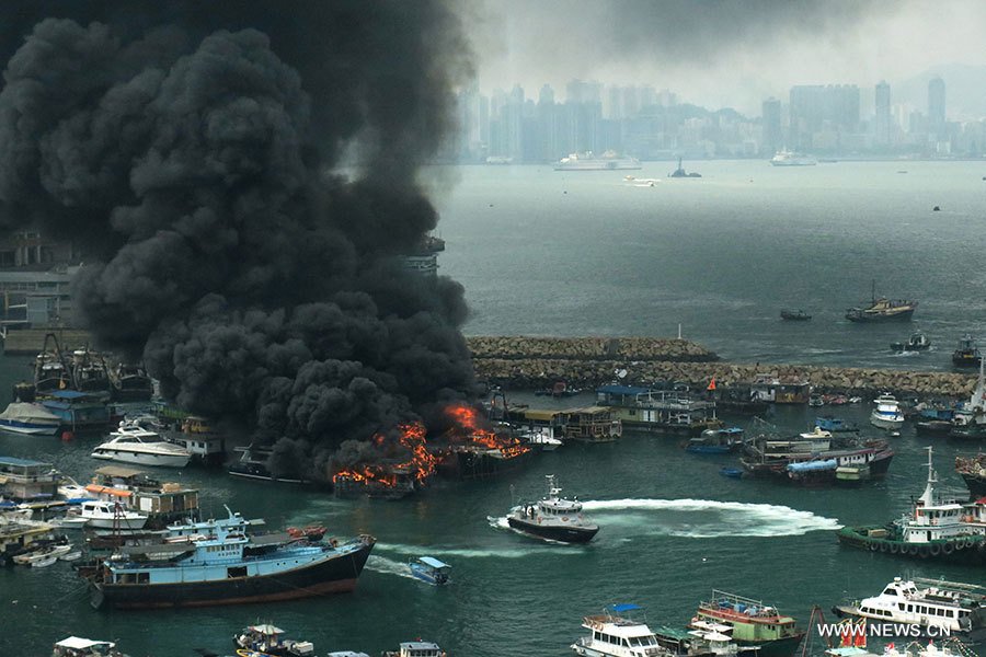 Hong Kong : neuf bateaux prennent feu, cinq blessés