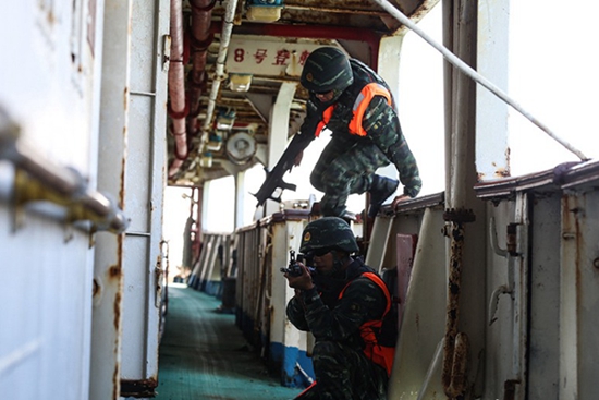 Exercice anti-détournement maritime pour les commandos « Léopard des neiges » et Faucon »
