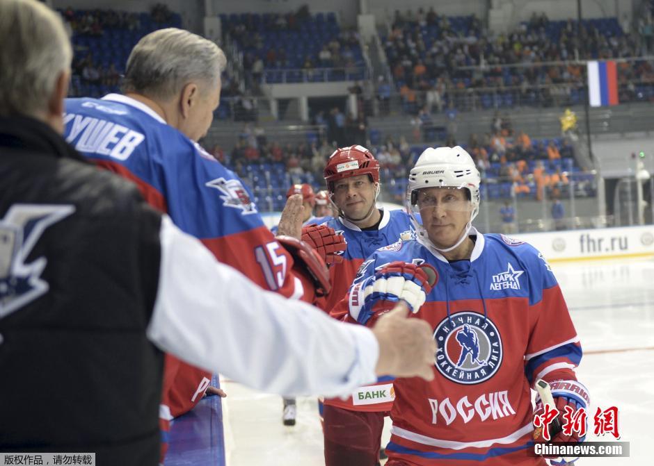 Vladimir Poutine fête son 63e anniversaire en disputant un match de hockey sur glace