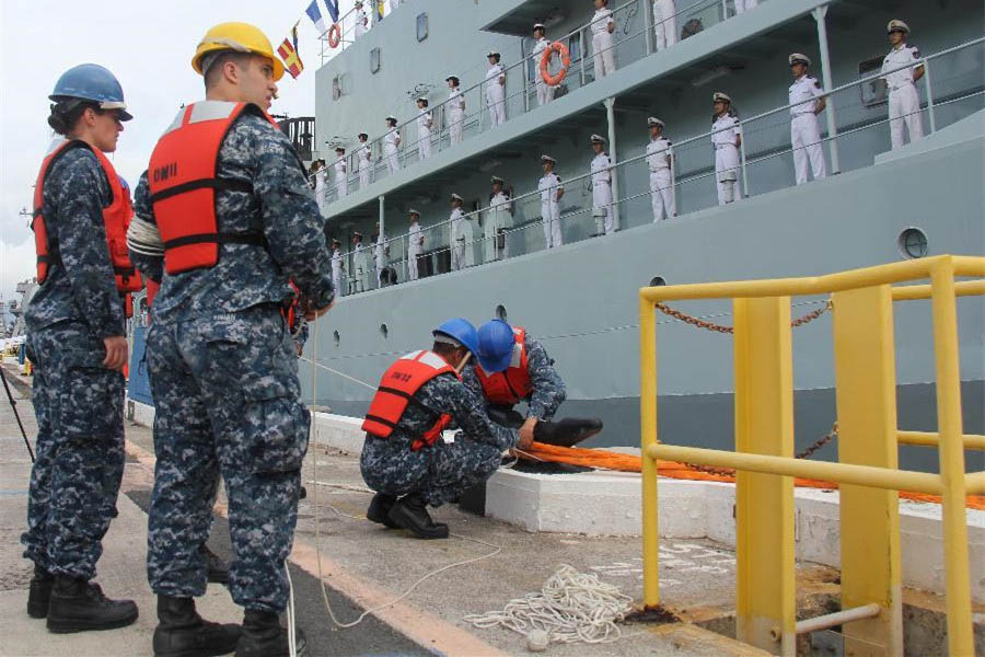 Le navire-école de la marine chinoise jette l'ancre à Pearl Harbor