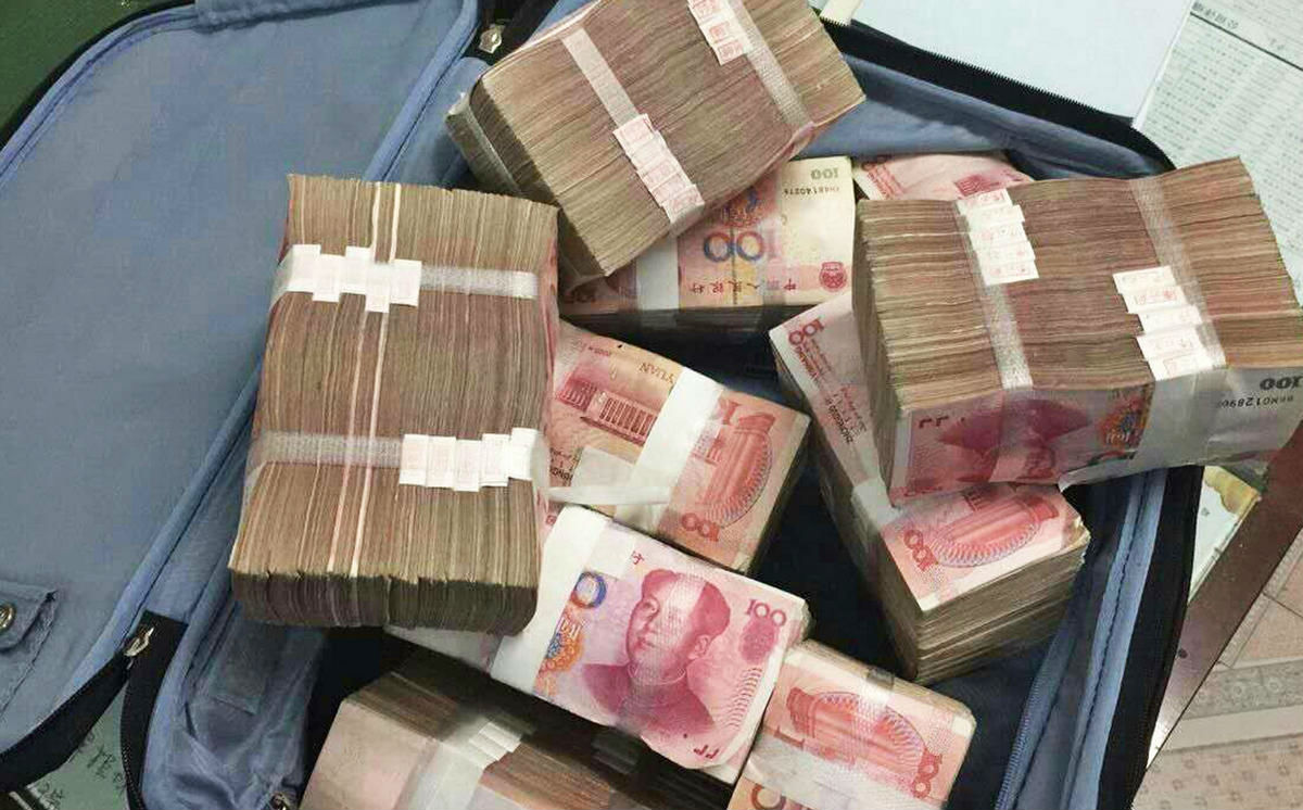 Un million de yuans retrouvés dans un taxi 