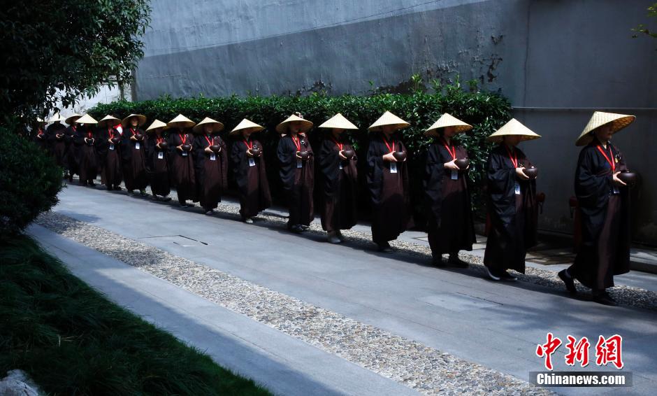 Des résidents expérimentent la mendicité dans un temple de Shanghai