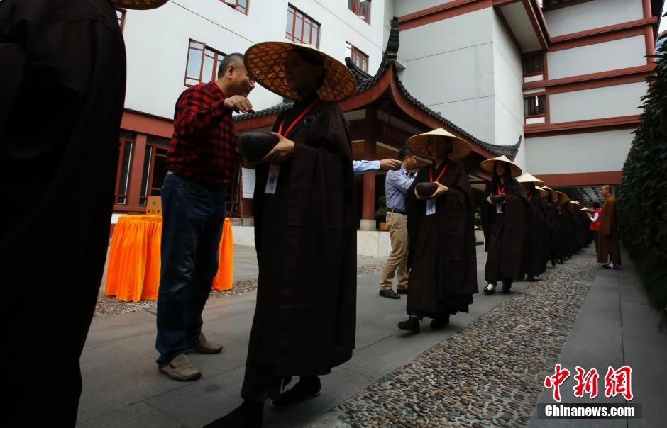 Des résidents expérimentent la mendicité dans un temple de Shanghai