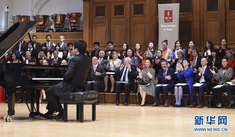 La première dame chinoise visite le prestigieux Royal College of Music de Londres