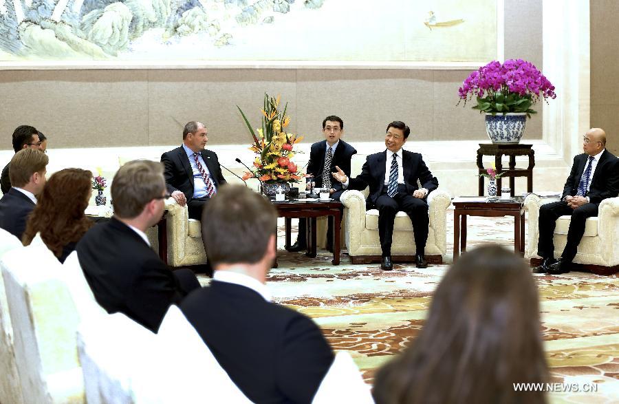Le vice-président chinois rencontre de jeunes dirigeants d'Europe centrale et orientale