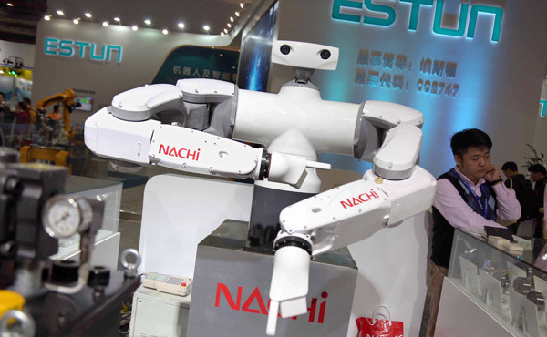 Des robots industriels à la foire CIIF 2015