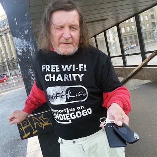 Une organisation de bienfaisance tchèque transforme les SDF en bornes WiFi