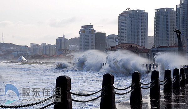 D'énormes vagues déferlent sur Yantai