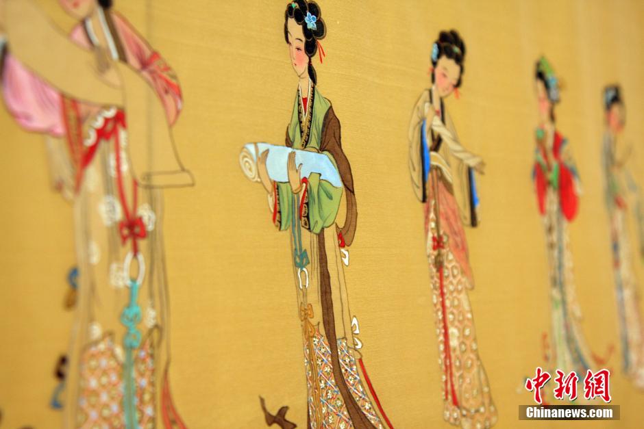 Soixante beautés chinoises sur une peinture géante