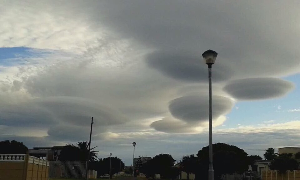 Des nuages en forme d'OVNI aperçus au-dessus de l'Afrique du Sud