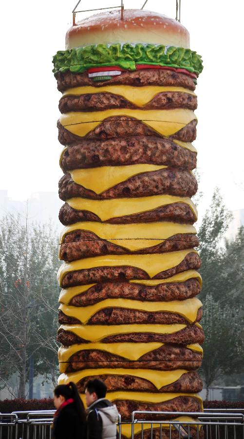 Un hamburger géant fait polémique à Shenyang