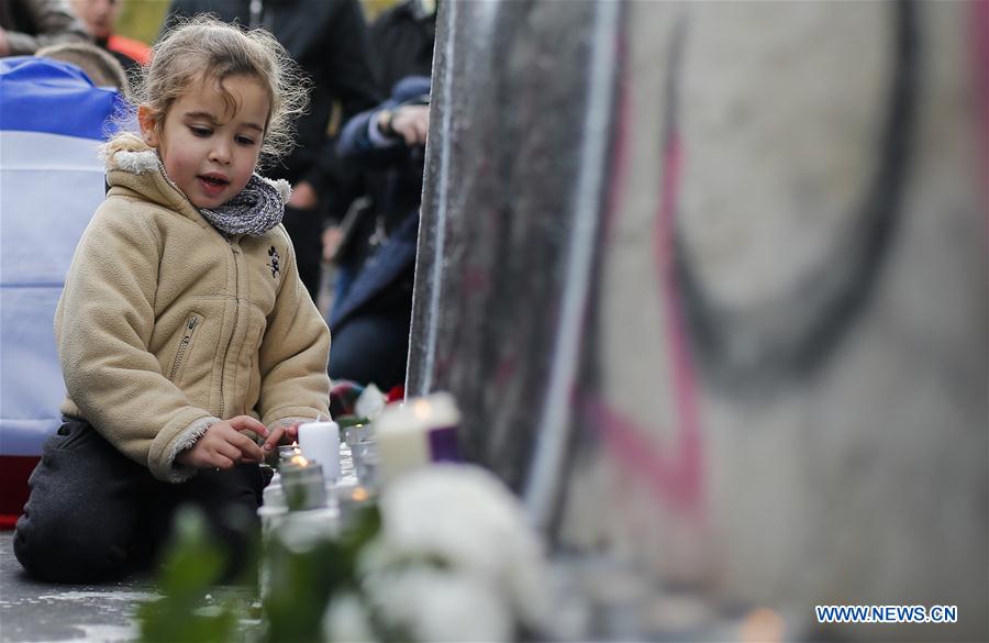 Attaques terroristes à Paris : Hollande décrète un deuil national de trois jours