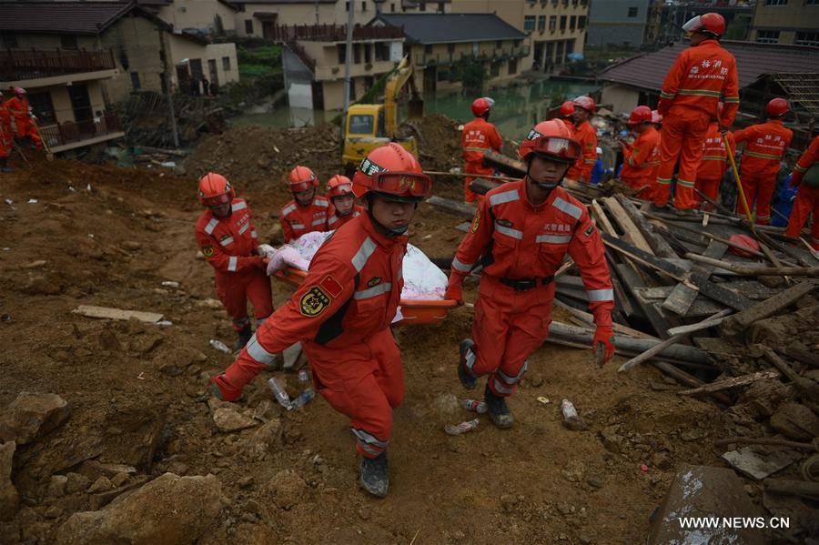 Le bilan d'un glissement de terrain s'alourdit à 21 morts