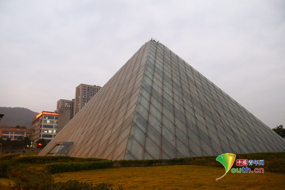 Une réplique de la pyramide du Louvre à Chongqing