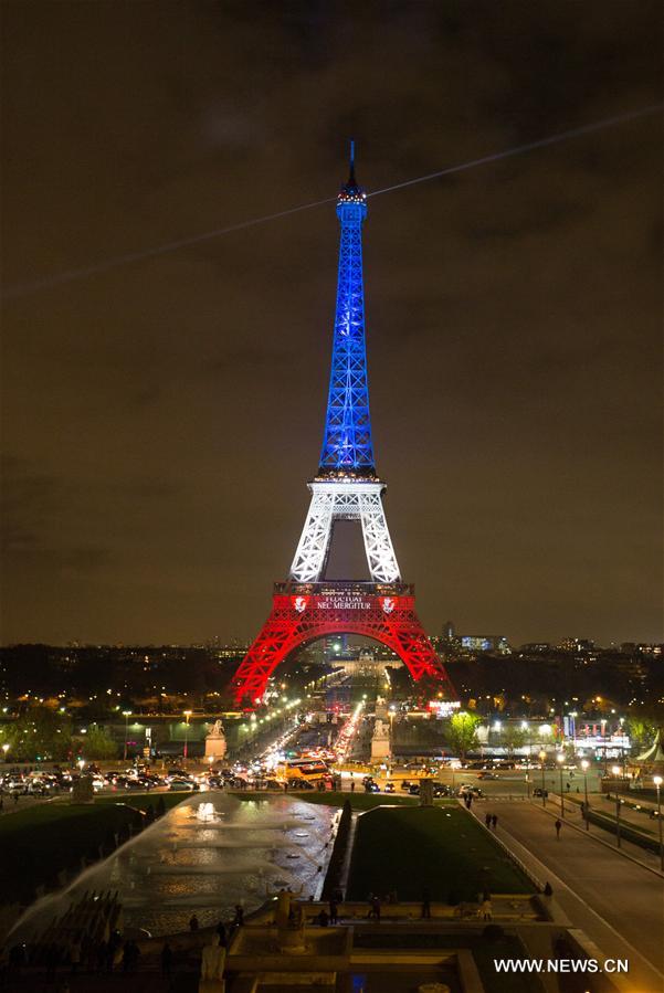 La Tour Eiffel et le Musée du Louvre réouvrent à Paris 