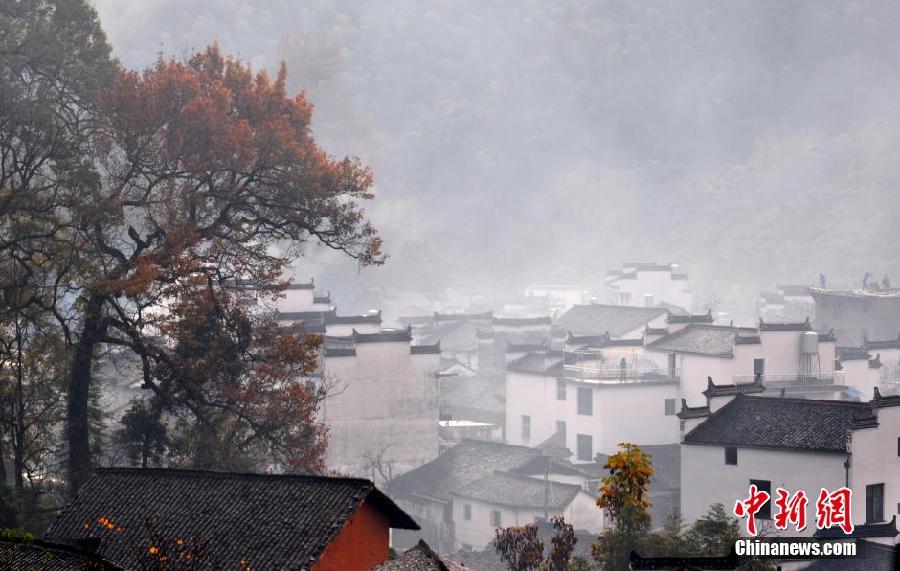 Photos : le vieux village de Wuyuan dans la brume