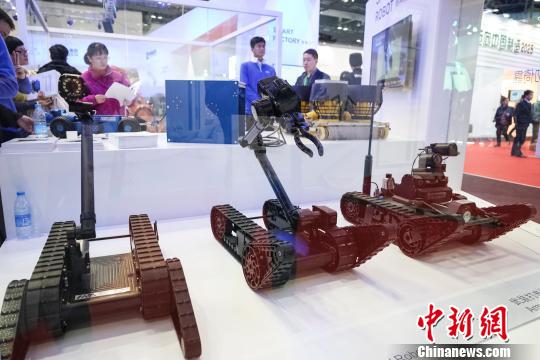 Présentation de robots anti-terrorisme de conception chinoise à la WRC 2015