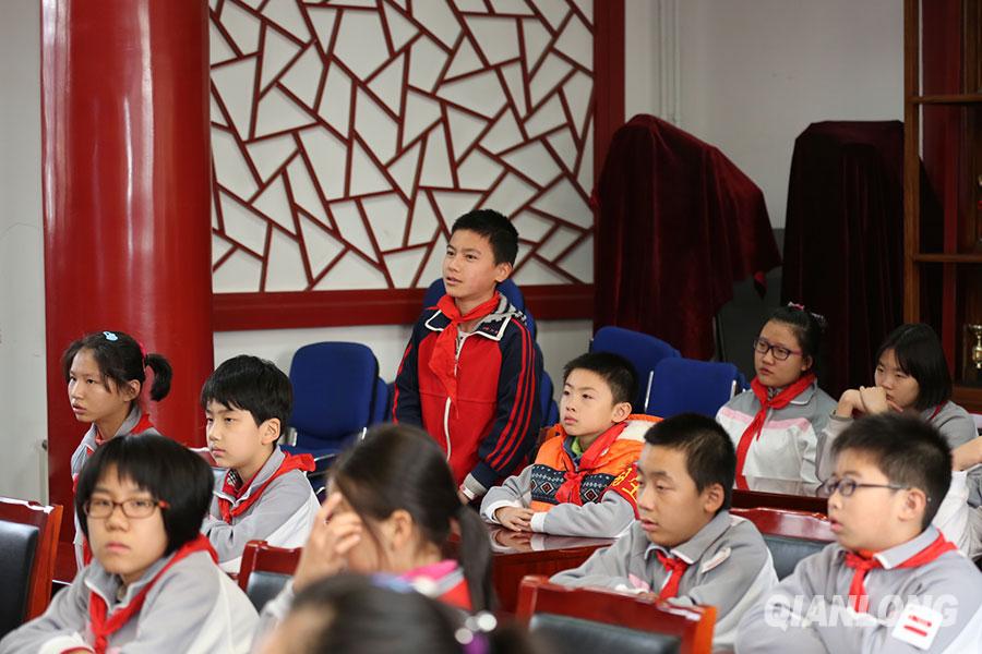Beijing : un professeur enseigne les classiques chinois dans une école primaire