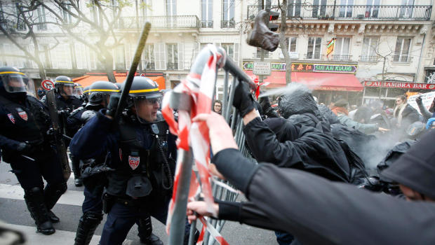 Heurts entre la police et des manifestants en marge de la COP 21 à Paris