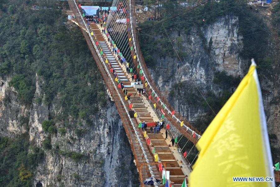 Un pont de verre pour enjamber le grand canyon de Zhangjiajie