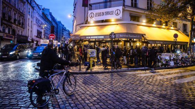 Le café « La Bonne Bière » devient le premier lieu des attentats du 13 novembre à rouvrir ses portes