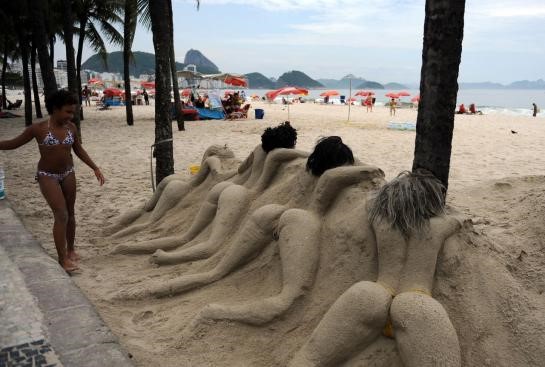 Des sculptures de sable de femmes nues font polémique à Rio de Janeiro