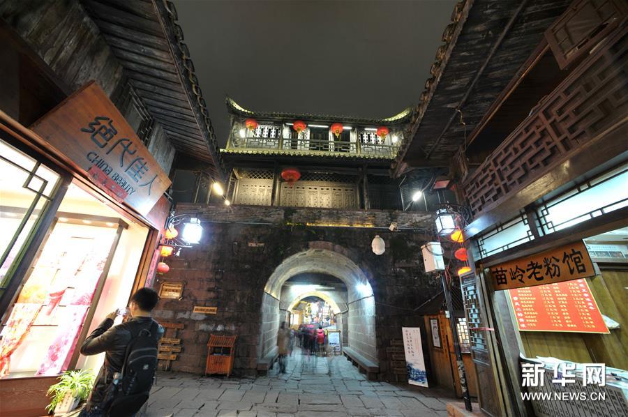 Photos : la scène nocturne du village antique de Fenghuang