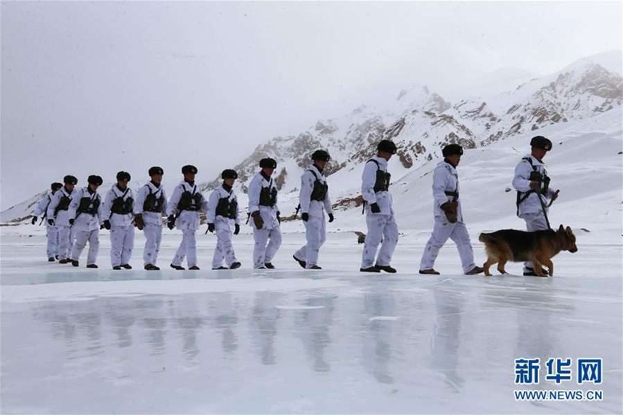 Des patrouilles sur glace dans le Xinjiang