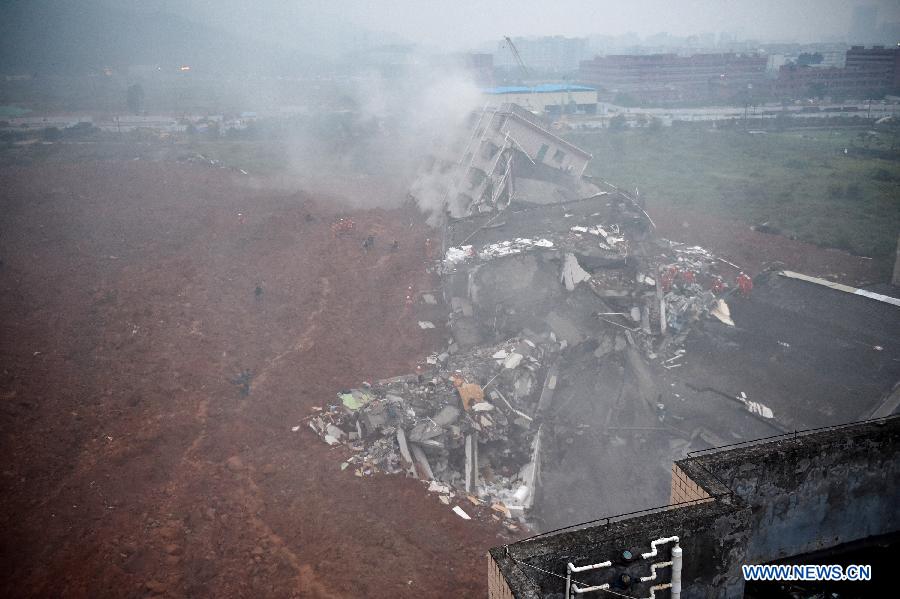 Quatre personnes sauvées, 22 toujours portées disparues après un glissement de terrain dans le sud de la Chine