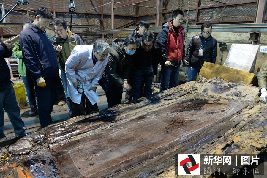 Chine : ouverture du cercueil externe d'une tombe datant de 2.000 ans