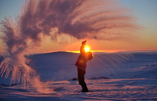 Lancer du thé chaud dans le ciel au pôle Nord ? Le résultat est incroyable !