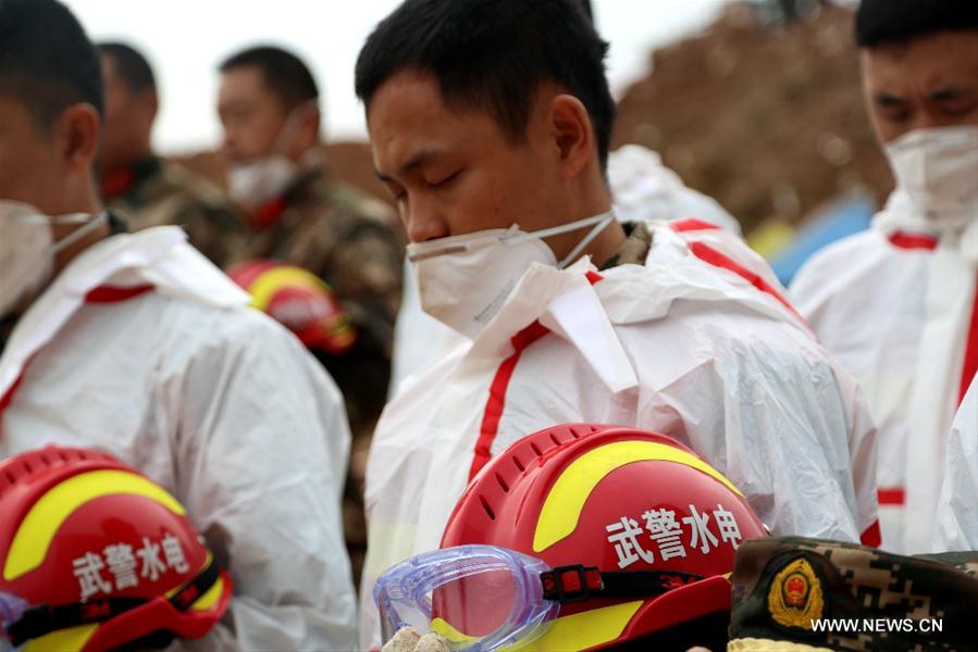 Les secouristes rendent hommage aux victimes du glissement de terrain à Shenzhen