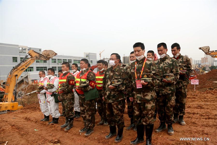 Les secouristes rendent hommage aux victimes du glissement de terrain à Shenzhen