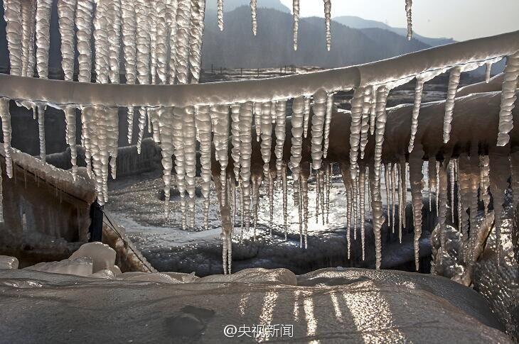 Un monde de glace sur les rives des chutes de Hukou