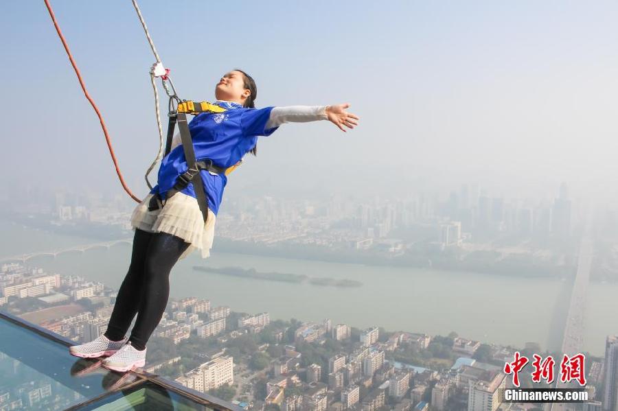 Une plate-forme en verre à 303 mètres au-dessus du sol à Liuzhou