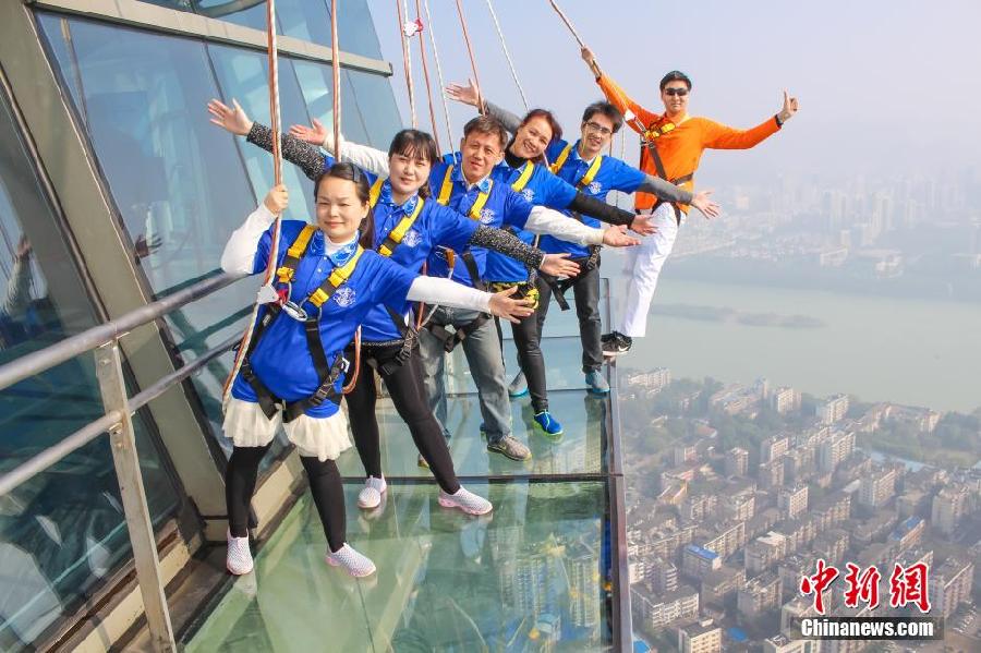 Une plate-forme en verre à 303 mètres au-dessus du sol à Liuzhou