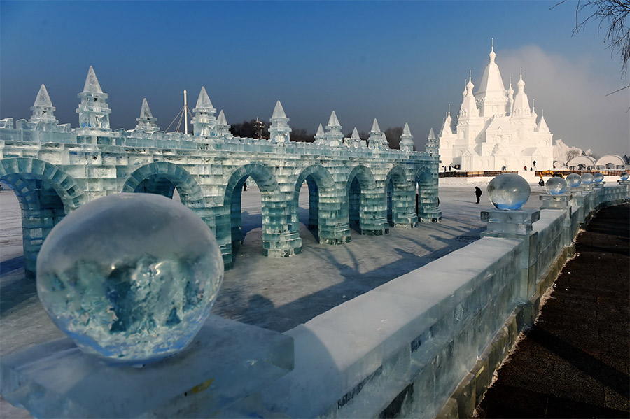 Ouverture au public de la plus haute construction de glace du monde à Harbin