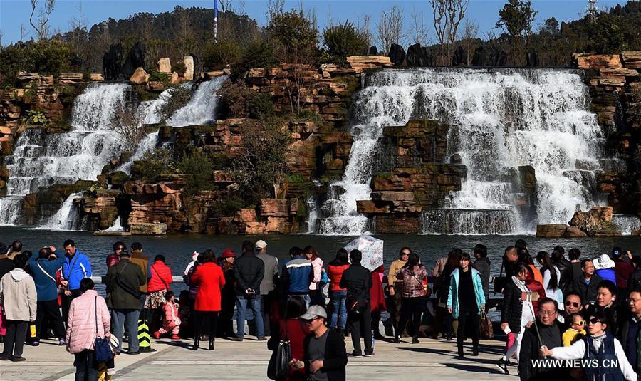 Ouverture d'un parc avec une cascade artificielle de 400 m de large à Kunming