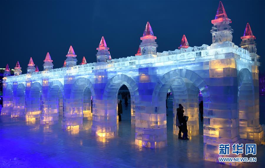 Passez un moment magique entre les sculptures de neige illuminées à Harbin