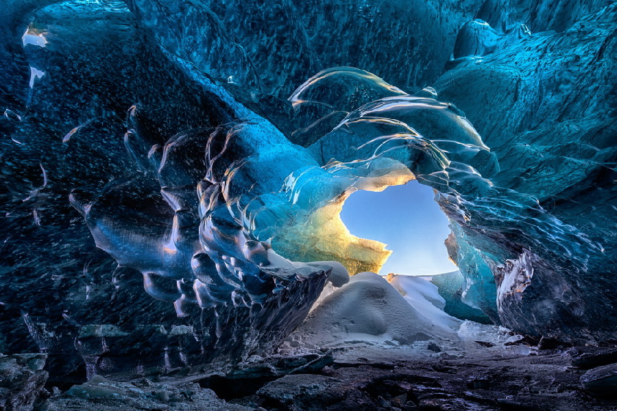 La beauté magique d'une grotte glacière en Islande