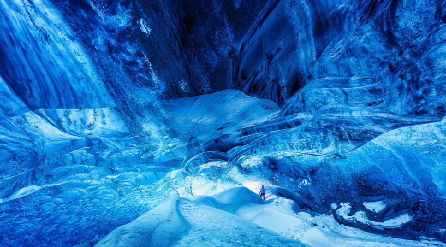 La beauté magique d'une grotte glacière en Islande