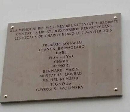 La plaque commémorative de l'attentat contre Charlie Hebdo dévoilée... avec une faute !