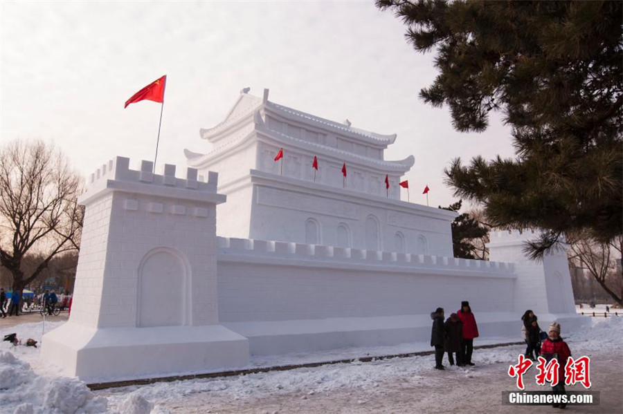 Changchun : une réplique de la porte Tian'an men en neige