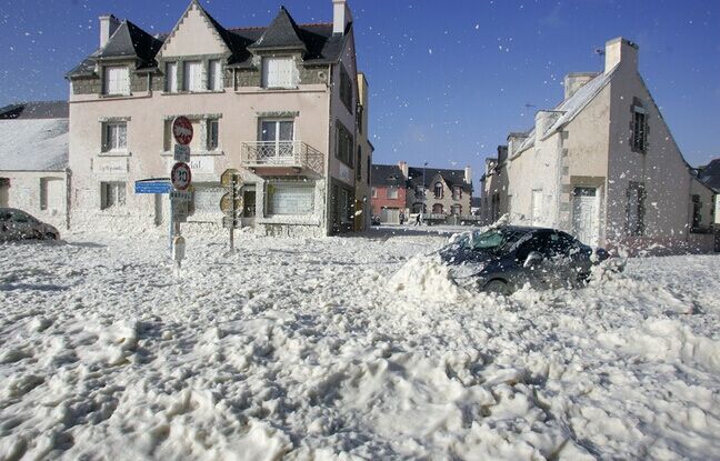 Une ville de Bretagne recouverte par une tempête d'écume