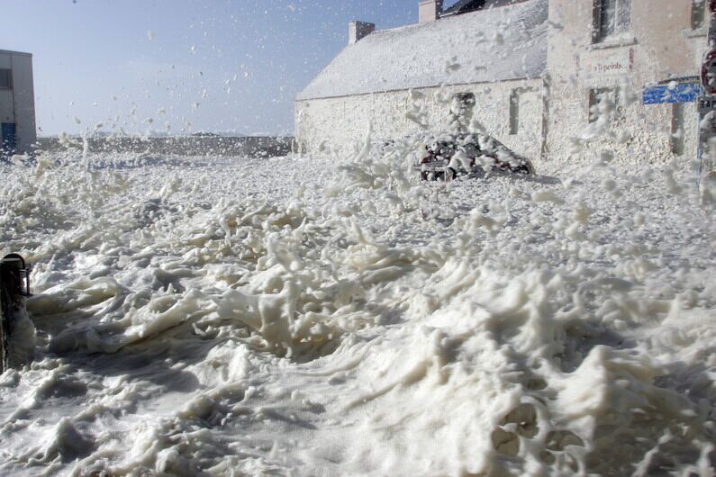 Une ville de Bretagne recouverte par une tempête d'écume